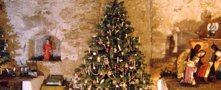 Weihnachtsschmuck von 1840 bis 1970 gibt es im Keller des Klosterhofs in Metzingen zu sehen.