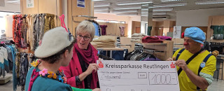 Spenden&uuml;bergabe vom Modehaus Faiss an Clowns im Dienst