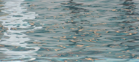 Wasser im Hallenbad