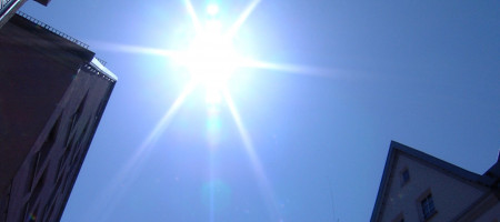 Die Sonne scheint vom Himmel