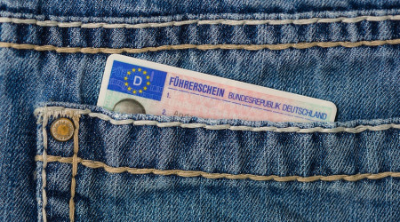 Deutscher F&uuml;hrerschein in einer Hosentasche