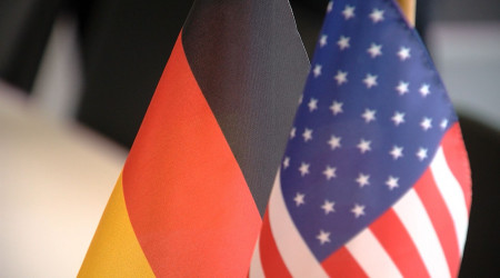 Deutsche Flagge und US-Flagge im IHK-B&uuml;ro