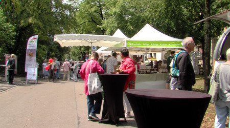St&auml;nde und Besucher beim Neigschmeckt