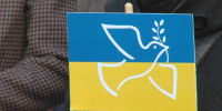 Ukrainefahne mit Friedenstaube