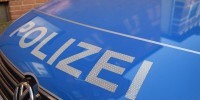 Polizeischriftzug auf Auto
