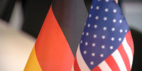 Deutsche Flagge und US-Flagge im IHK-B&uuml;ro
