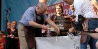 Fassanstich mit Oberb&uuml;rgermeister Thomas Keck