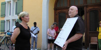 Cindy Holberg (links) im Gespr&auml;ch mit einem Mitglied von Grafenschreck