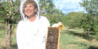 Birgit Wester mit Honigwabe