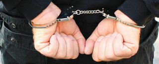 Person mit Handschellen