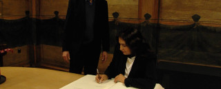 Afghanische Botschafterin tr&auml;gt sich ins Goldene Buch der Stadt ein