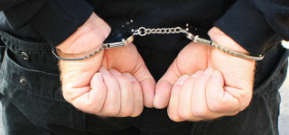 Person mit Handschellen
