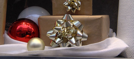 Geschenke in einem Schaufenster
