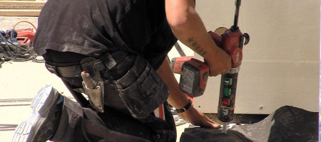 Bauarbeiter mit Bohrmaschine