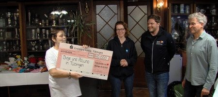 Flotte Nadeln mit Herz übergeben 10.000 Euro