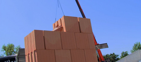 Rote Steine werden gestapelt