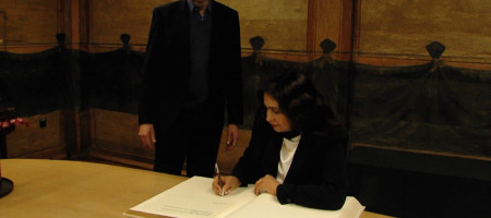 Afghanische Botschafterin tr&auml;gt sich ins Goldene Buch der Stadt ein