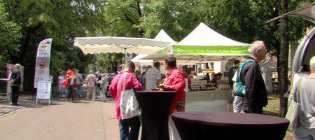 St&auml;nde und Besucher beim Neigschmeckt