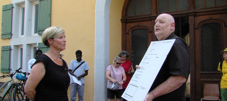 Cindy Holberg (links) im Gespr&auml;ch mit einem Mitglied von Grafenschreck