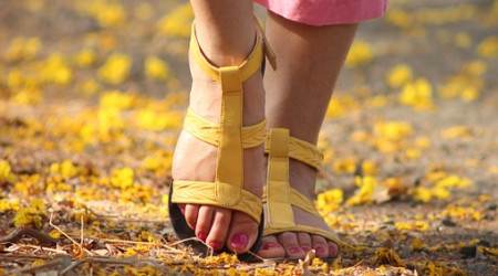 Füsse im Herbstlaub