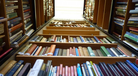 Bücherturm, rechteckig in Buche