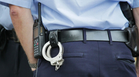 Polizist mit Handschellen