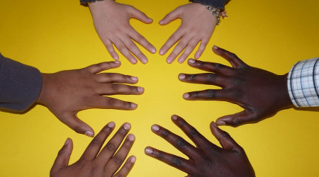 Hände mehrerer Personen