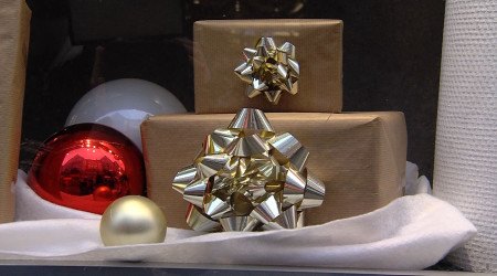 Geschenke in einem Schaufenster