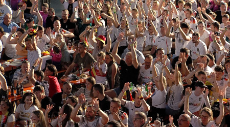 Public Viewing im Motorworld Village in Metzingen
