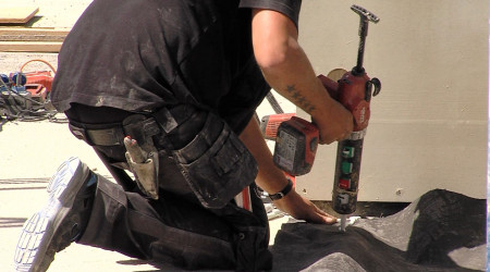 Bauarbeiter mit Bohrmaschine