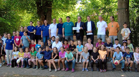 Gruppenfoto Manne Lucha mit Kindern und Betreuern