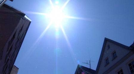 Die Sonne scheint vom Himmel