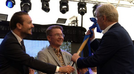 Elmar Rebmann nimmt Gartenschau-Fahne entgegen