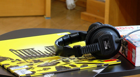 Album und Kopfh&ouml;rer in der neuen Musik-Lounge