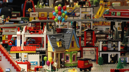 Fliegendes Haus aus dem Film "Up!" in der Lego-Sonderschau