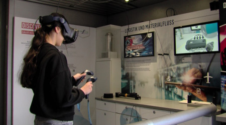 VR Station im Discover Industry-Truck