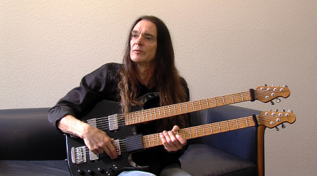 Jan Henning mit doppelhalsigem Bass