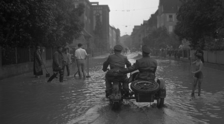 Jahrhundertunwetter in Tübingen im Jahr 1951: Die Nauklerstraße steht unter Wasser
