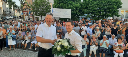 Bürgermeisterwahl Eningen: Alter Bürgermeister Schweizer gratuliert Wahlsieger Eric Sindek