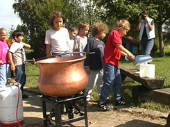 Kinder stellen Käse her