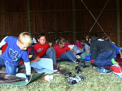 Kinder in der Scheune